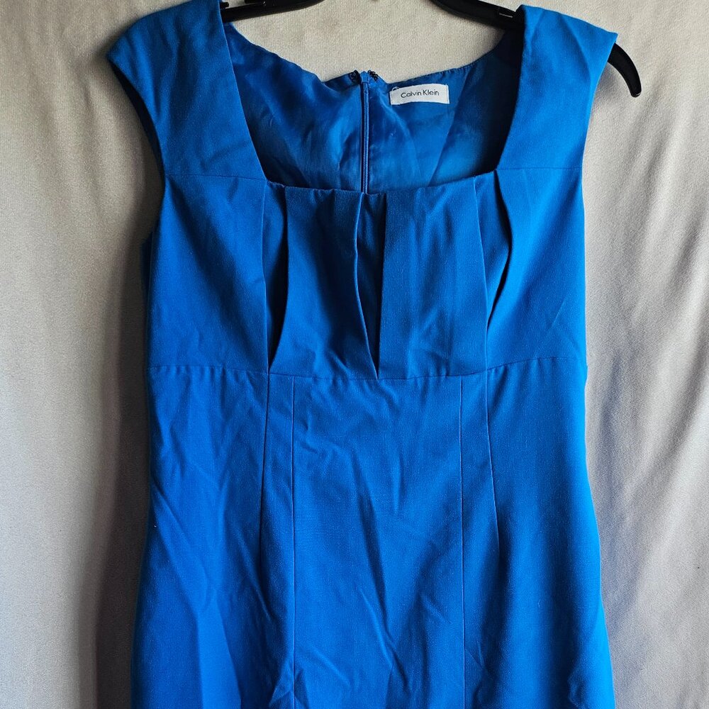 Calvin Klein size 6 blue dress. Great for work. Pattern on top.